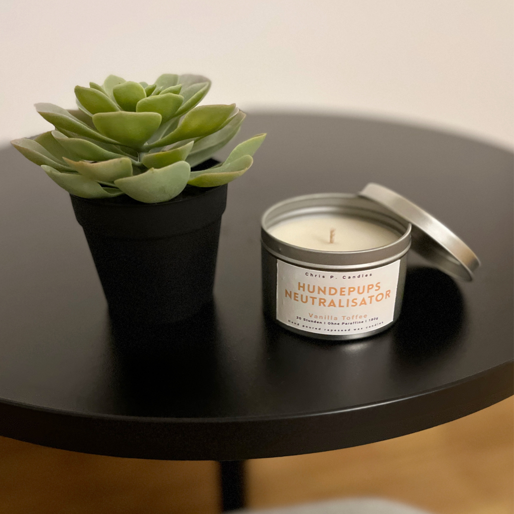 Duftkerze Hundepups Neutralisator von Chris P. Candles – handgemachte Kerze mit Spruch, Geschenkidee für Hundebesitzer, witzig und dekorativ aus Berlin.