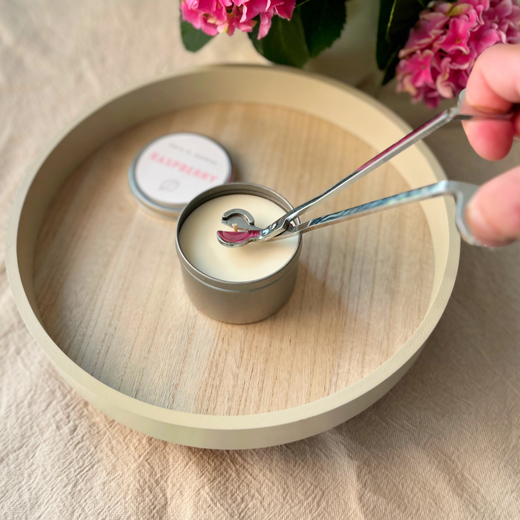 Endecke die besten Geschenke für Kerzenfans: Duftkerzen, Dochtschere oder Kerzenlöscher von Chris P. Candles.