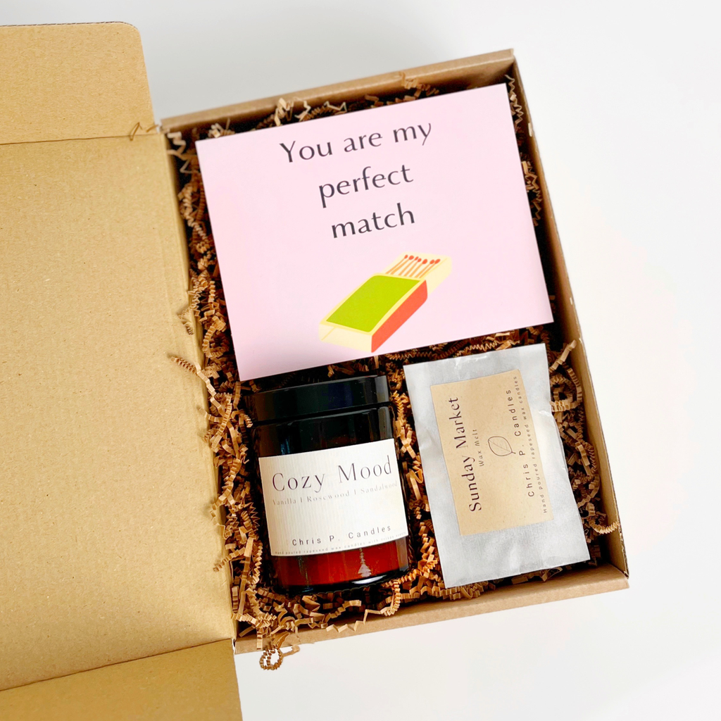 Die Duftkerze Cozy Mood mit Vanille-Duft von Chris P. Candles, daneben eine Karte mit der Aufschrift „You are my perfect match“ – warm, stilvoll und perfekt als Geschenk verpackt.