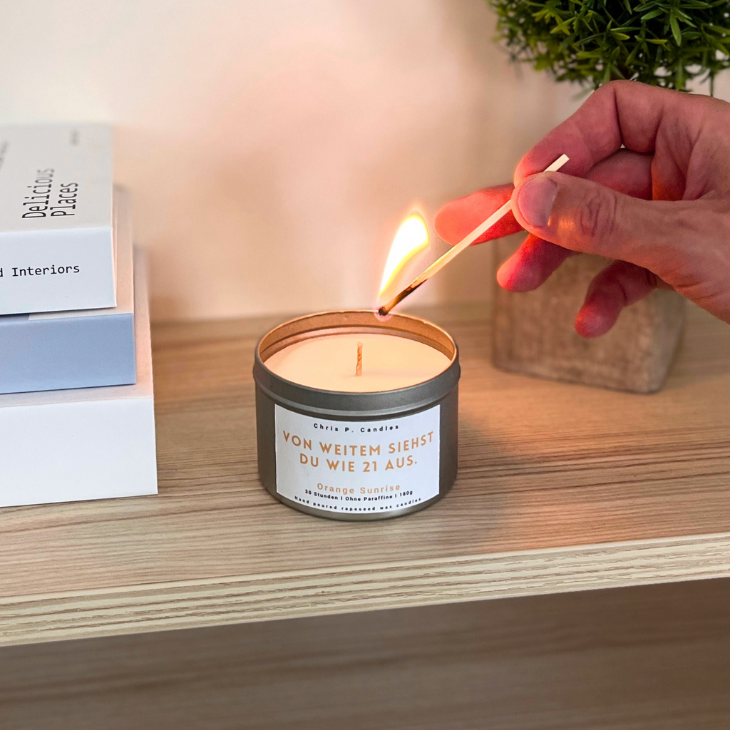 Lustige Geschenkidee, die gleichzeitig Wärme schenkt: Duftkerze mit Spruch für deine beste Freundin, Oma oder für dich. Jetzt bestellen und anzünden.