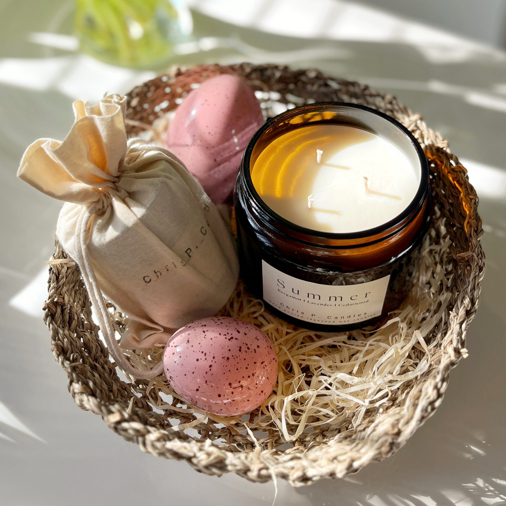 Große 3-Docht-Duftkerze von Chris P. Candles auf festlich gedecktem Ostertisch mit Frühlingsdeko und Eiern..