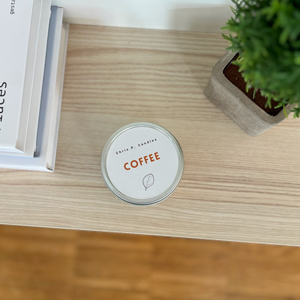 Die Coffee Duftkerze von Chris P. Candles steht auf einem Holztisch – feiner Kaffeeduft und gemütliche Herbststimmung erfüllen den Raum.