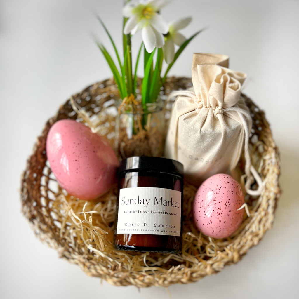 Modern dekorierter Osterkorb mit natürlichen Materialien, kleinen Geschenken und einer Duftkerze im Glas von Chris P. Candles..