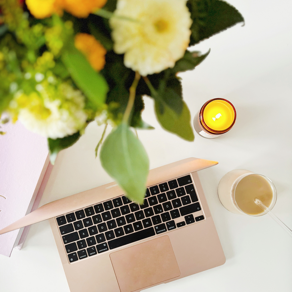 Mit Duftkerzen von Chris P. Candles, schönen Blume und Kaffee sorgst du für eine entspannte Atmosphäre im Homeoffice.