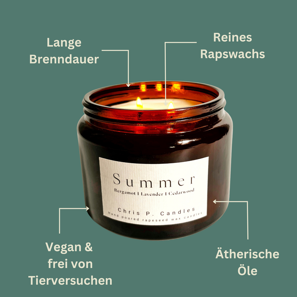 Die beste Duftkerze "Summer" vereint die erfrischenden und beruhigenden Aromen von Bergamotte und Lavendel in einem harmonischen Dufterlebnis. Diese große Kerze, gefertigt aus hochwertigem Rapswachs, sorgt für eine saubere und langanhaltende Verbrennung. Mit drei Dochten entfaltet sie schnell und gleichmäßig ihr einzigartiges Aroma, das an warme Sommertage erinnert. 