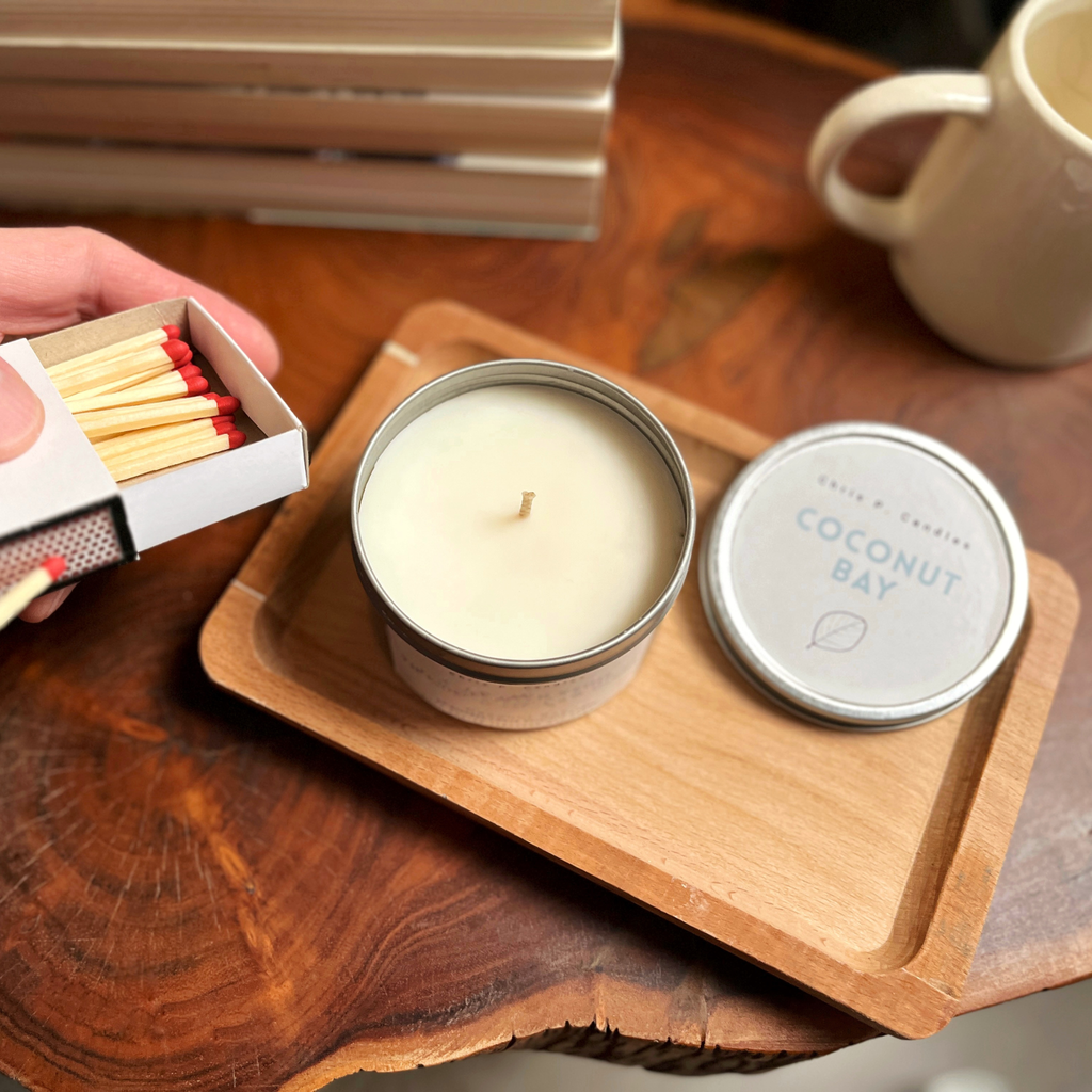 Kokosnuss Duftkerze mit lustigem Spruch ‚Von weitem siehst du wie 21 aus.‘, perfektes Geschenk zum Geburtstag, zur Rente oder einfach für Selfcare, dekorative Wohn-Deko, gemütliche Home-Vibes.