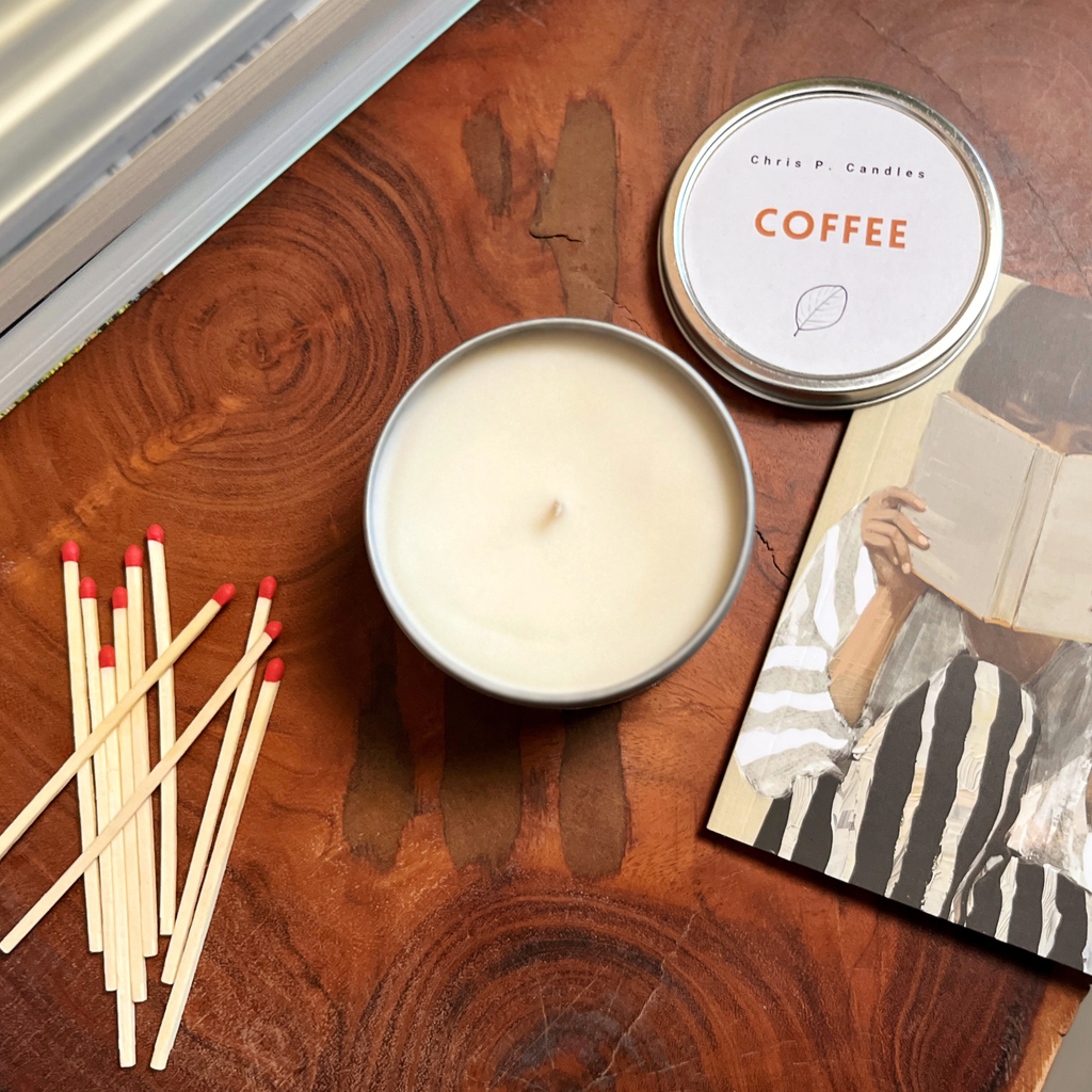 Duftkerze Coffee – leuchtend auf einem dunklen Holztisch, kräftiger Kaffeeduft, witziger Spruch ‚Von weitem siehst du wie 21 aus.‘, Aromatherapie für kreative Pausen, dekoratives Highlight, Geschenkidee für Freundin und Familie.