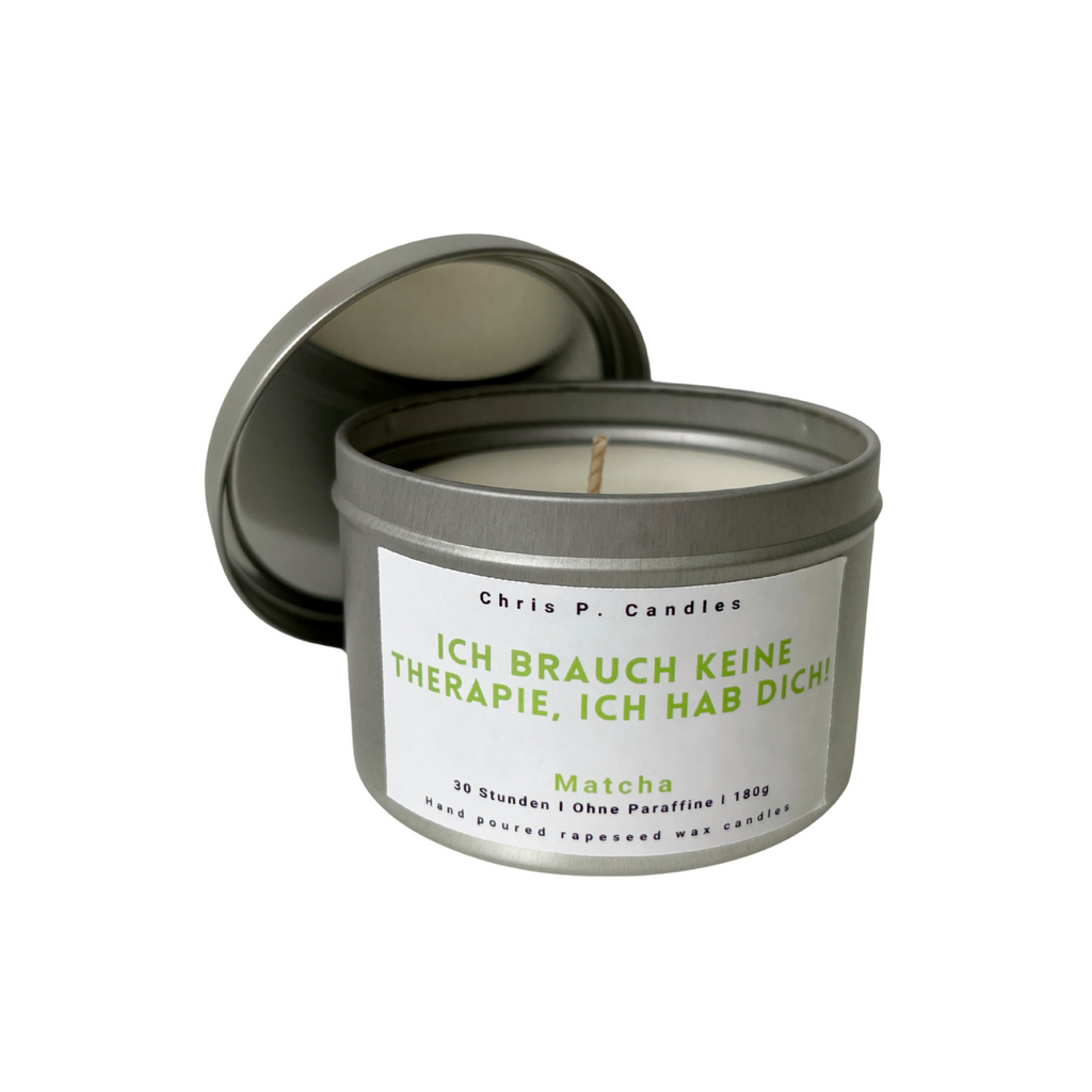 Frische Matcha Duftkerze mit Botschaft „Ich brauch keine Therapie, ich hab dich!“. Handgegossen in Berlin aus veganem Rapswachs für beste Freundin oder Arbeitskollegin im Büro.