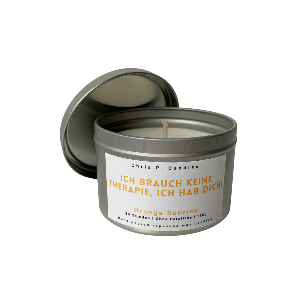 Die beste Geschenkidee für Partner, Freundin oder Mutter. Frische Zitrus Duftkerze mit Spruch „Ich brauch keine Therapie, ich hab dich!“. Handgemacht in Berlin aus veganem Rapswachs.