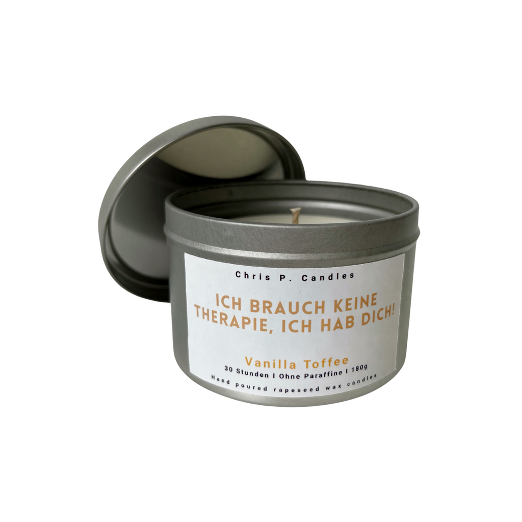 Vanilla-Toffee Duftkerze mit Spruch „Ich brauch keine Therapie, ich hab dich!“. Vegane Kerze aus Berlin für Freunde, Eltern oder Kollegen im Büro.