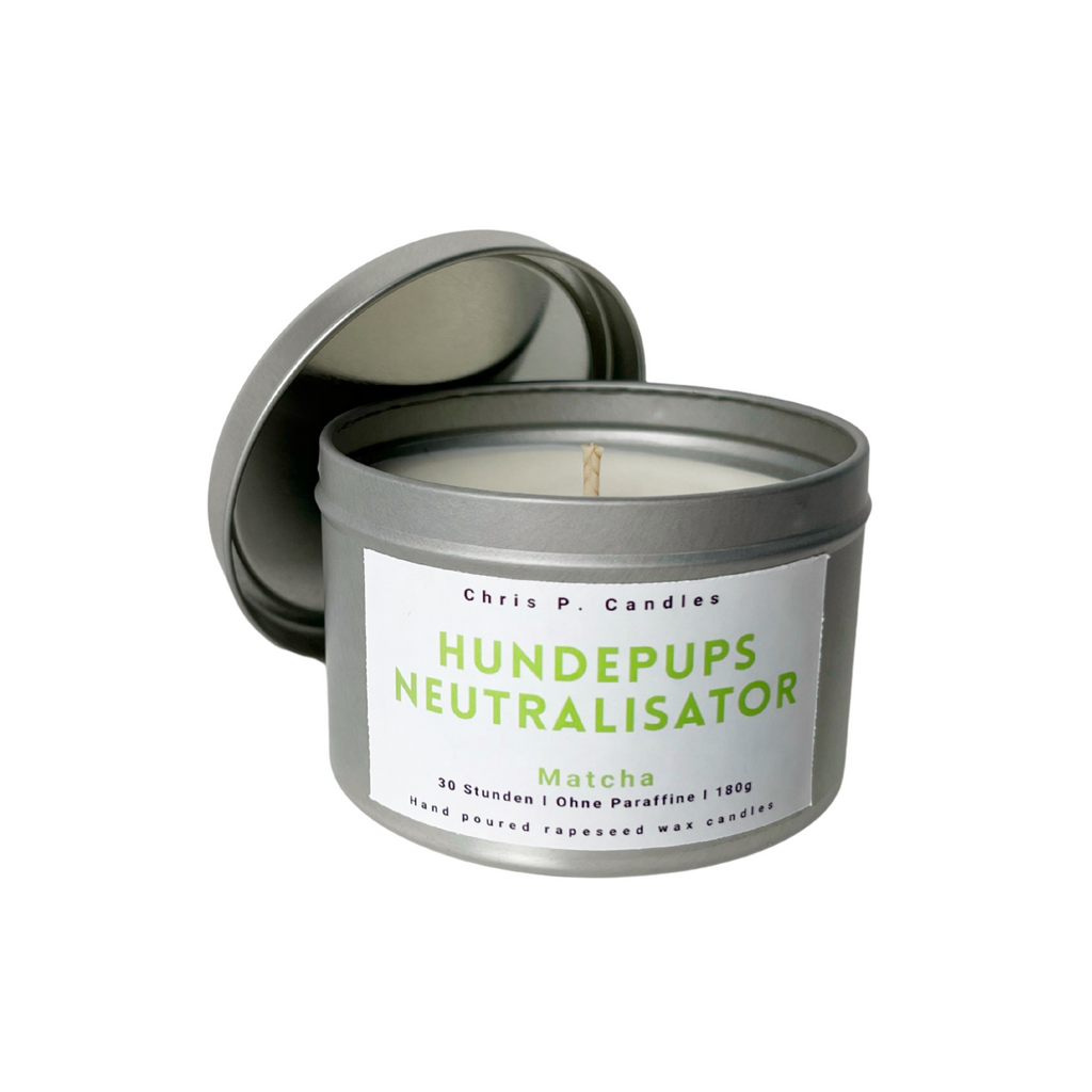 Matcha Duftkerze Hundepups Neutralisator – handgemachte Spruchkerze mit grünem Tee Duft, originelles Geschenk aus Berlin.