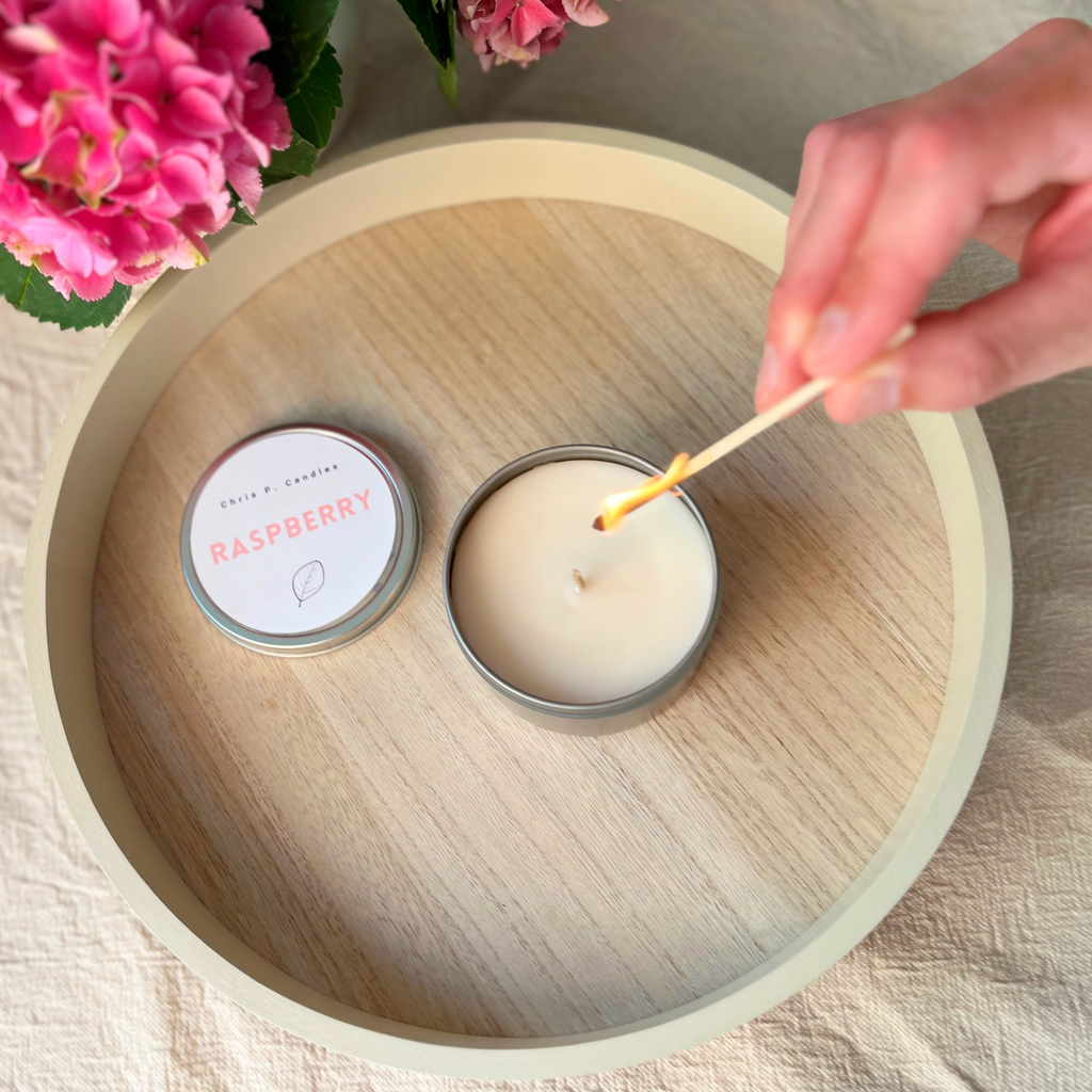 Fruchtige Raspberry‑Duftkerze auf einem gemütlichen Tisch – beste Kerze aus Berlin, dekorativ und lang brennend.