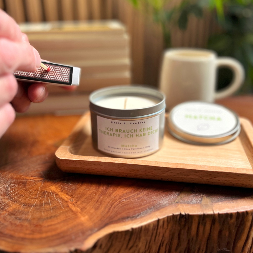 Matcha-Duftkerze auf ruhigem Tisch – hand-poured, mit Rapswachs, lustiger Spruch. Zen für dein Wohnzimmer,  dekorative Wohn-Deko und Geschenkidee für Freundin.