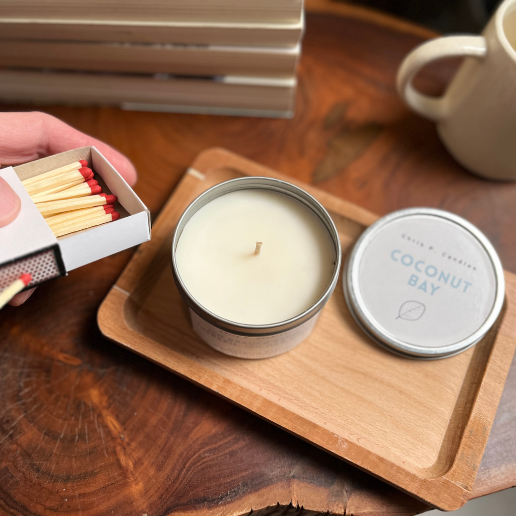 Tropische Coconut‑Bay-Duftkerze in einem modernen Wohnambiente – handgemachte Kerze mit Kokosduft, ideal zur Raumbeduftung und als Geschenk.