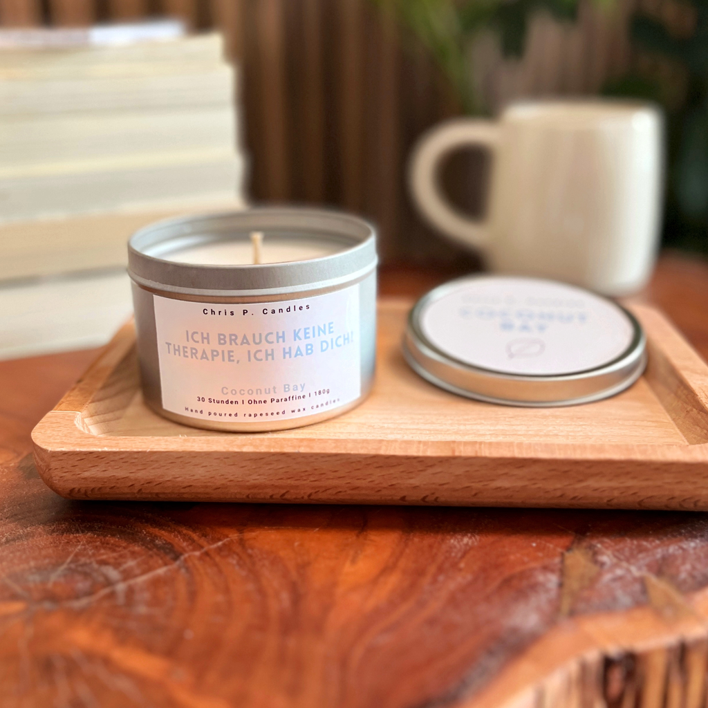 Schöne Coconut-Bay-Duftkerze in Dose auf Holztisch – handgegossen in Berlin, nachhaltiges Rapswachs, dekorative Kerze, lang brennend, mit lustigem Spruch, Wohn-Deko und Geschenk für Freundin oder als Weihnachtsgeschenk für Eltern.