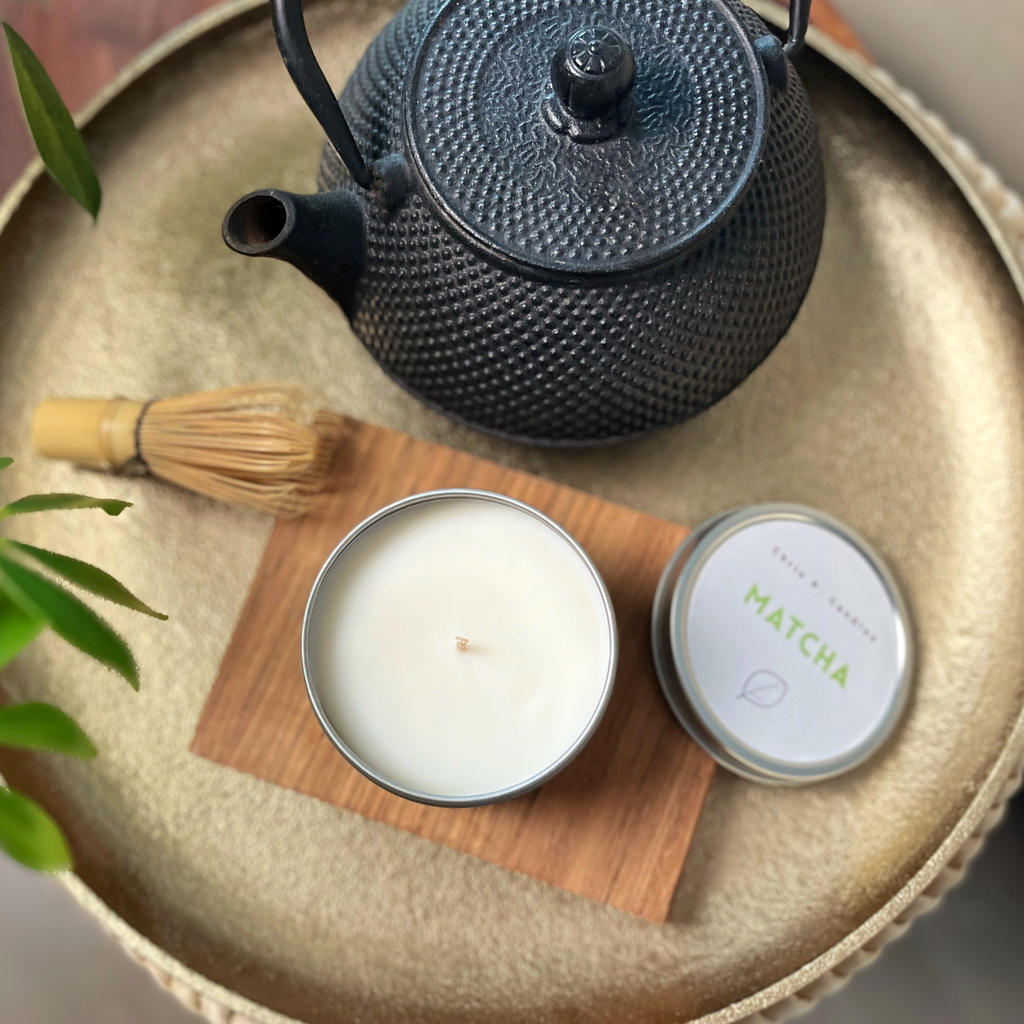 Matcha-Duftkerze Hundepups Neutralisator auf einem ruhigen, gemütlichen Tisch – sanfter Grüntee-Duft, Anti-Hundegeruch-Kerze, kreatives Geschenk für Freundin.