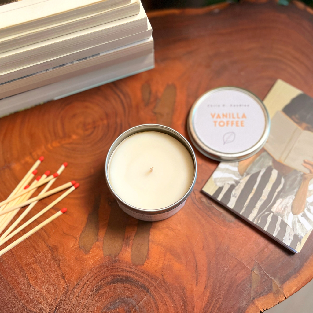 Vanilla-Toffee-Duftkerze Hundepups Neutralisator auf einem Tisch im cozy Ambiente – süßer Vanilleduft, Anti-Hundegeruch-Kerze, liebevolles Geschenk für Freundin.