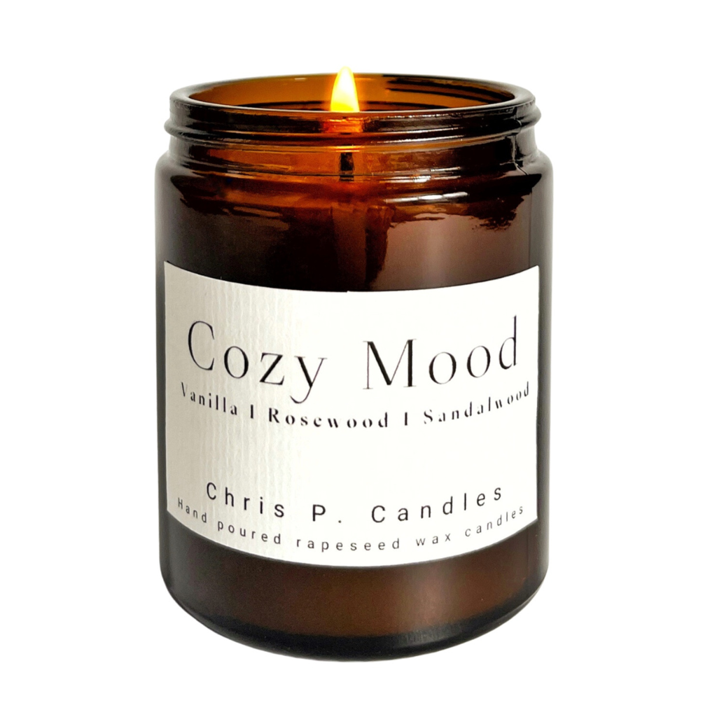 Die Duftkerze im Glas mit Deckel "Cozy Mood" duftet samt nach Vanille und bringt Gemütlichtkeit in deine Wohnung. Ideal für den Herbst oder als Weihnachtsgeschenk für Freundin und Eltern.