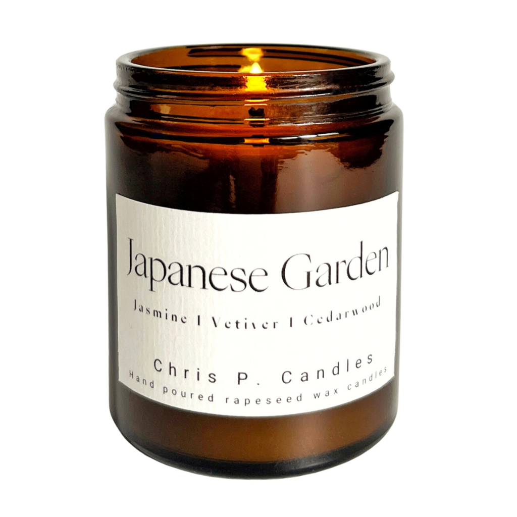 Diese Duftkerze im Glas "Japanese Garden" mit dem Duft von Jasmin, Vetiver und Zedernholz ist das ideale Weihnachtsgeschenk oder Geburtstagsgeschenk für Duftkerzenliebhaber. Ohne Paraffine und vegan in Berlin hergestellt.