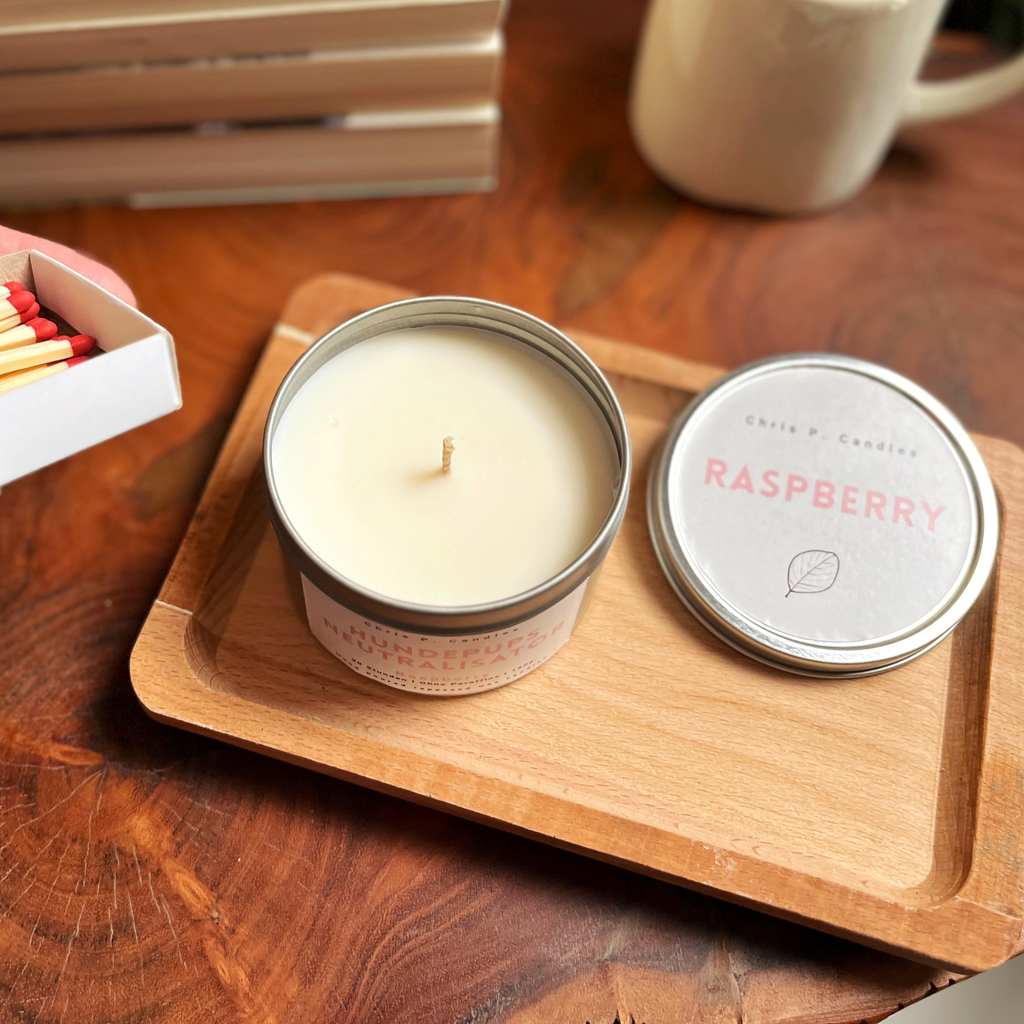 Raspberry-Duftkerze Hundepups Neutralisator auf einem Tisch, fruchtig und gemütlich – Himbeerduft, Geruchsneutralisator für Haustiere, originelles Geschenk für Freundin, Eltern und Arbeitskollegen.