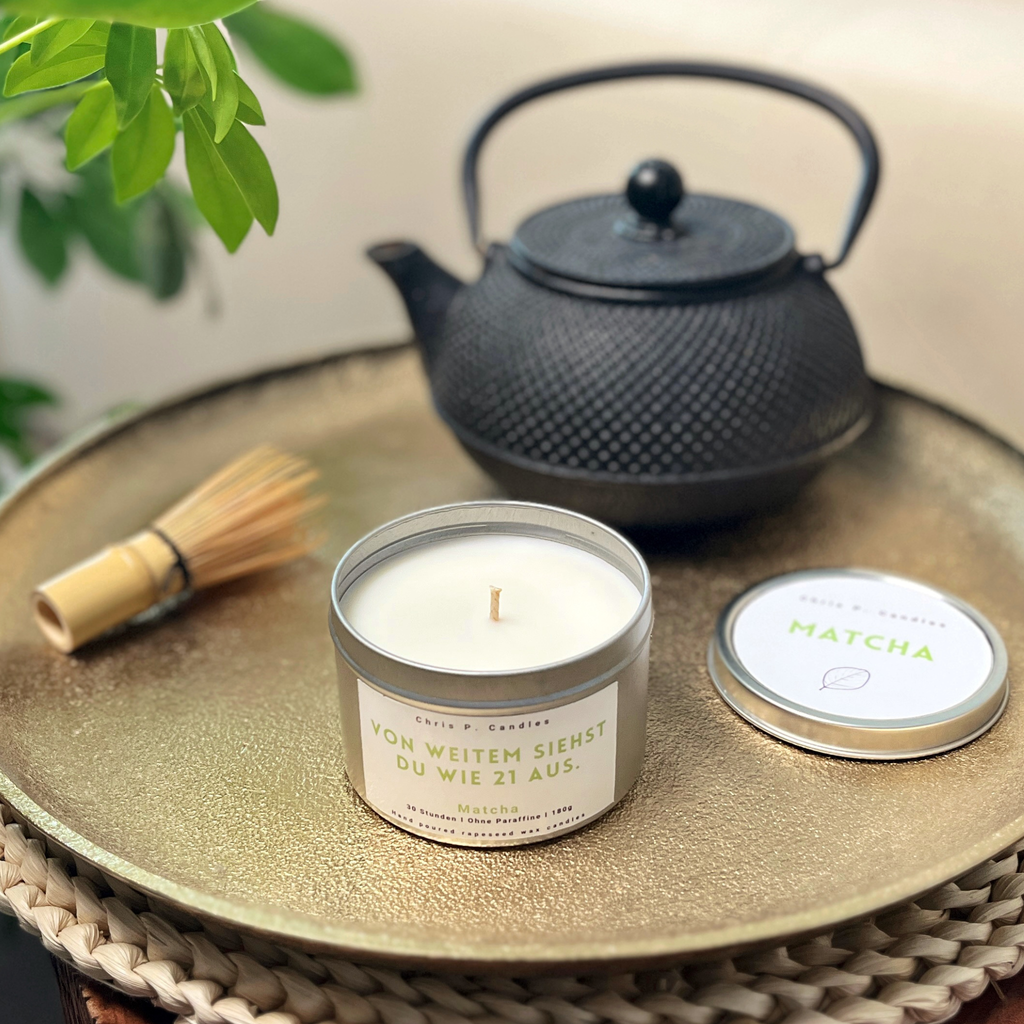 Matcha-Duftkerze zwischen Pflanzen und Teekanne, handgegossen, Rapswachs, Aromatherapie für Selfcare-Momente, gemütlicher Netflix-Abend oder Lazy Sunday, frischer Grüntee-Duft, mit lustigem Spruch ‚Von weitem siehst du wie 21 aus.‘, dekorative Kerze, Geschenk für Freundin, entspannendes Home Spa-Feeling.