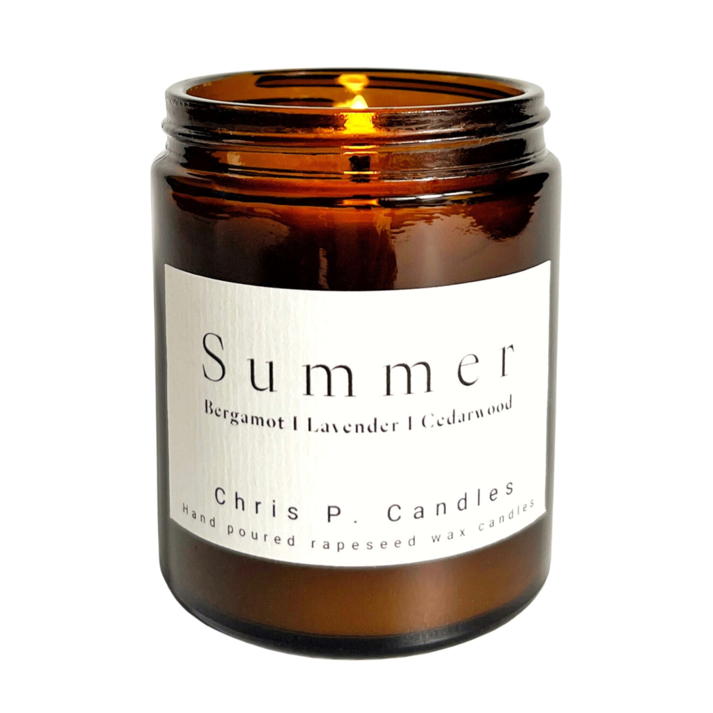 Die beste Duftkerze im Glas aus Berlin mit ätherischen Ölen: Bergamotte, Lavendel und Zedernholz. Handgegossen, natürlich und vegan für gemütliche Abende in deiner Wohnung oder als Geschenk für deine beste Freundin.