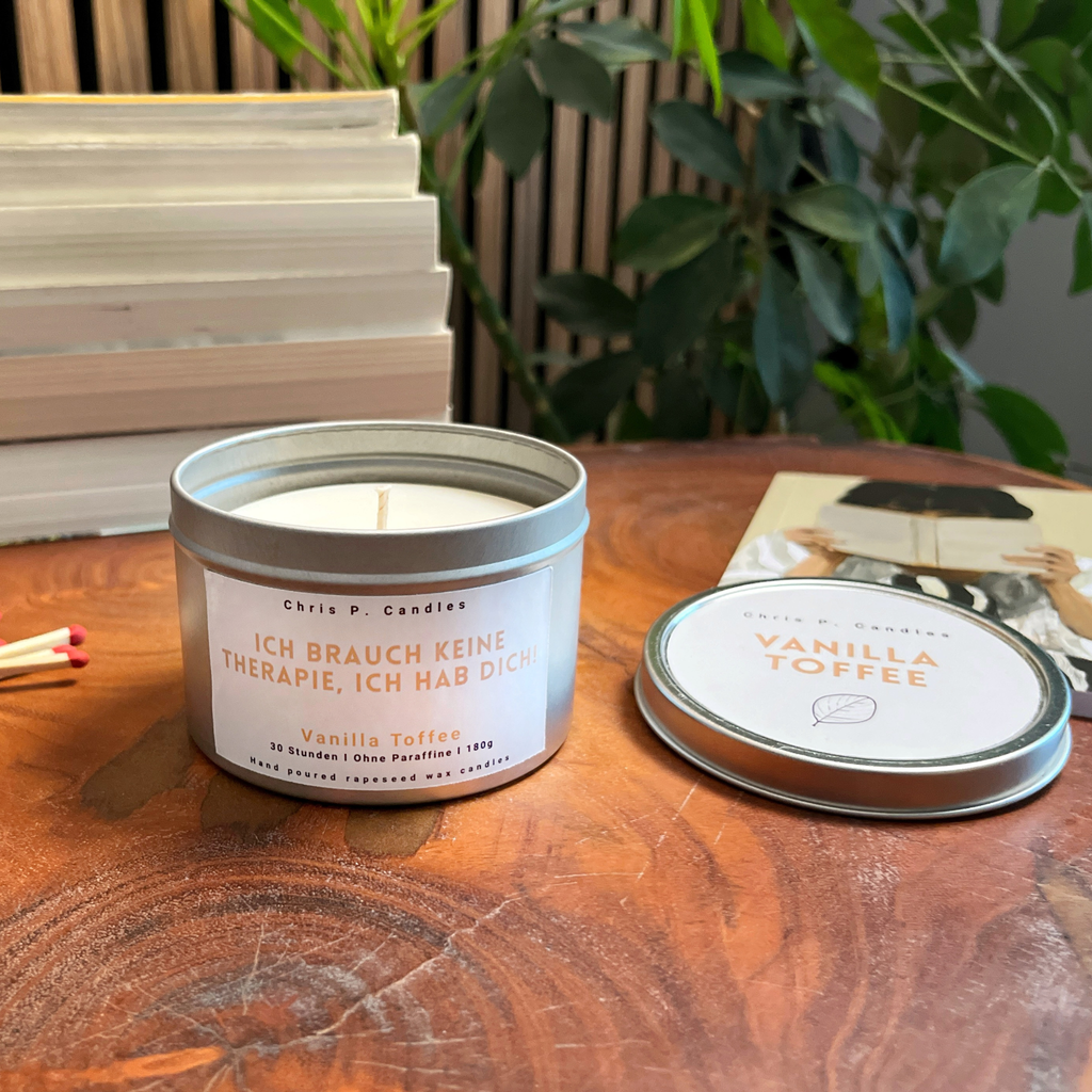 Vanilla-Toffee-Duftkerze auf Holztisch – handgemacht, lang brennend, mit lustigem Spruch, perfekte Vanille Duftkerze als Geschenk für Freundin, gemütliches Ambiente.